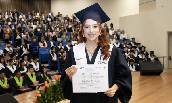 Ceremonias de graduación de una nueva promoción de profesionales. 