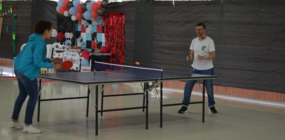 Docentes de Comunicación Social en un duelo de ping pong