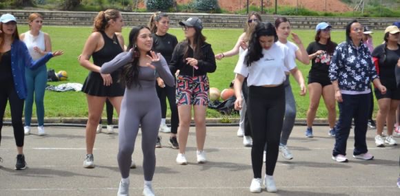 Los estudiantes se tomaron el espacio para divertirse mucho mediante el baile