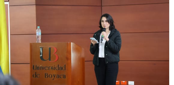 Daniela Camacho Bernal bibliotecaria, aborda el impacto de la cultura digital en el Encuentro de Humanidades Digitales de la Universidad de Boyacá.